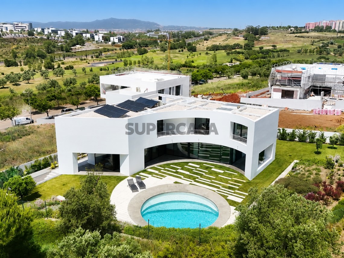 Vista aérea de la villa moderna con piscina, terreno y sobre Oeiras