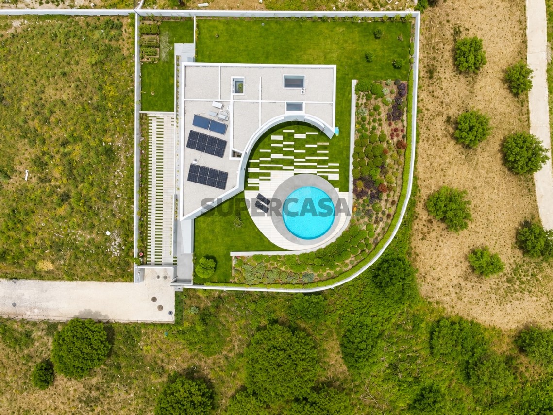 Vista de 90 grados sobre todo el terreno de la villa en Oeiras