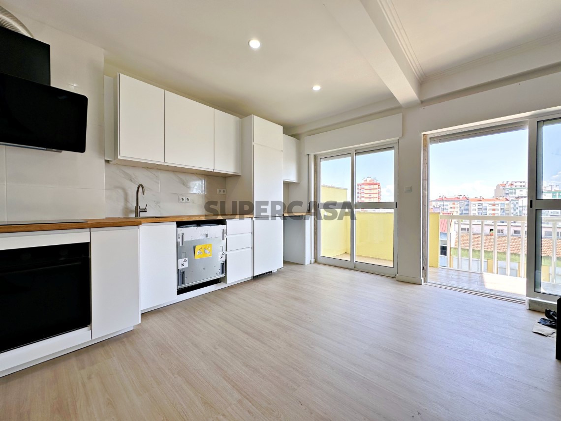Cozinha - Magnífico T3 Totalmente Remodelado no Casal de São Brás, com Varandas e 2 WC