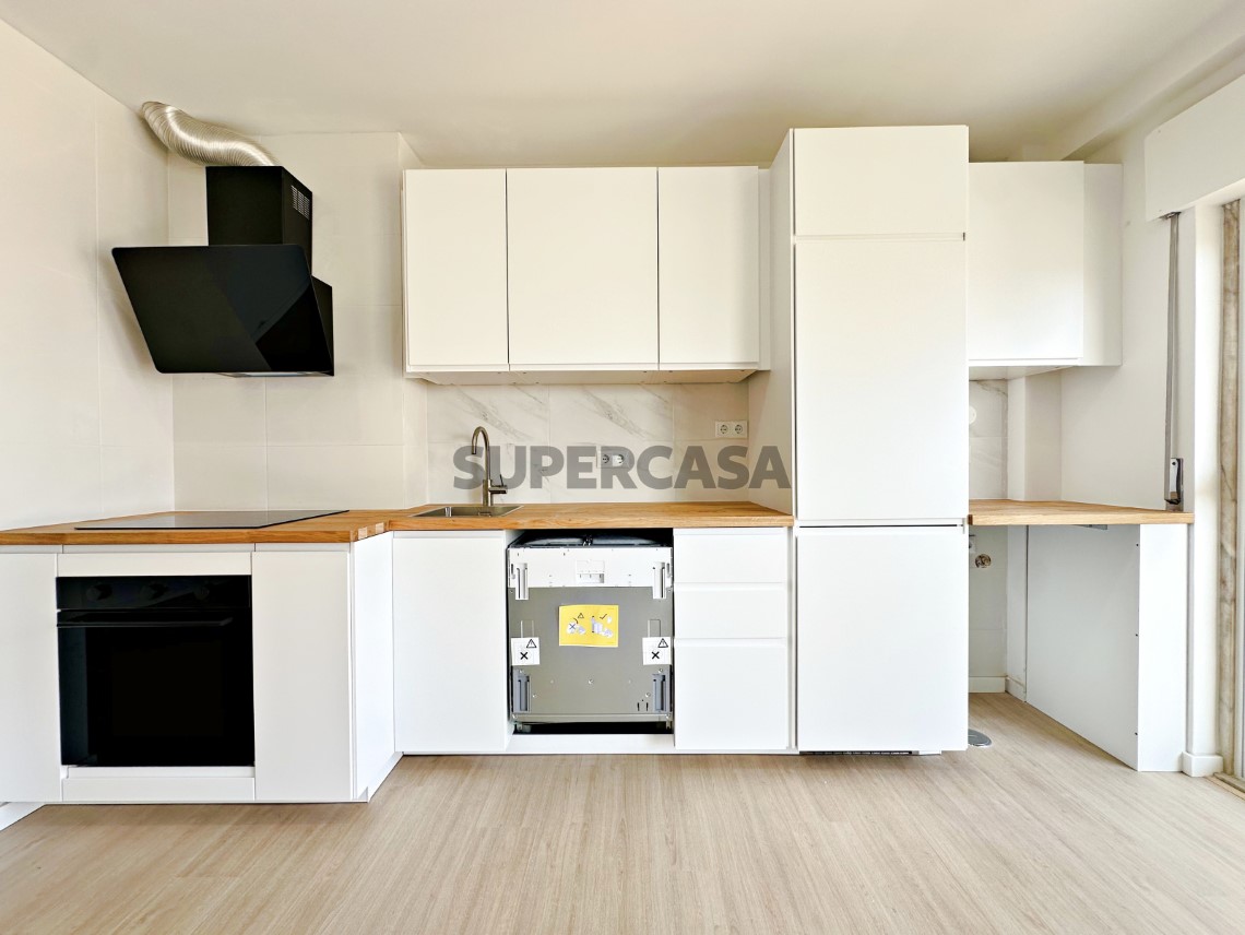 Cozinha - Magnífico T3 Totalmente Remodelado no Casal de São Brás, com Varandas e 2 WC