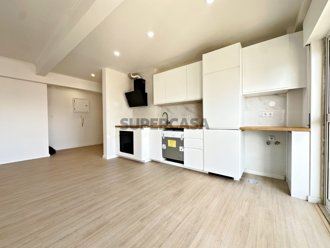 Cozinha - Magnífico T3 Totalmente Remodelado no Casal de São Brás, com Varandas e 2 WC