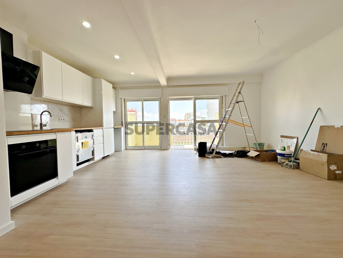 Sala - Magnífico T3 Totalmente Remodelado no Casal de São Brás, com Varandas e 2 WC