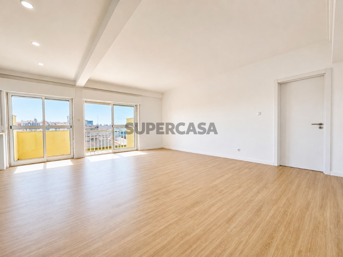 Sala - Magnífico T3 Totalmente Remodelado no Casal de São Brás, com Varandas e 2 WC