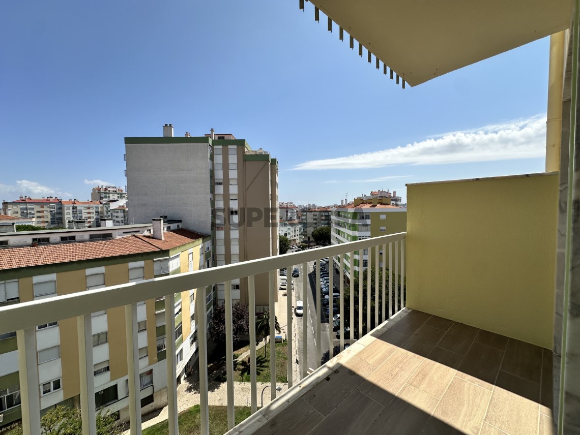 Varanda - Magnífico T3 Totalmente Remodelado no Casal de São Brás, com Varandas e 2 WC