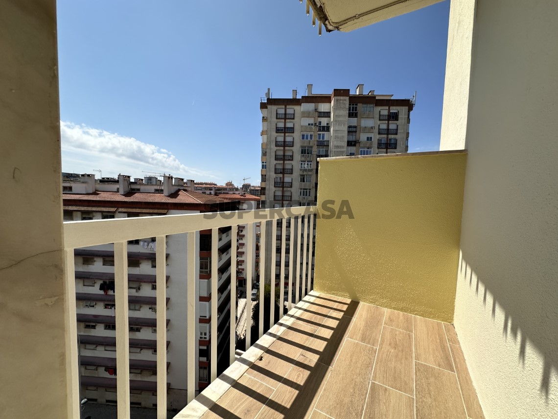 Varanda - Magnífico T3 Totalmente Remodelado no Casal de São Brás, com Varandas e 2 WC
