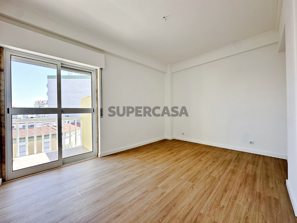 Quarto - Magnífico T3 Totalmente Remodelado no Casal de São Brás, com Varandas e 2 WC