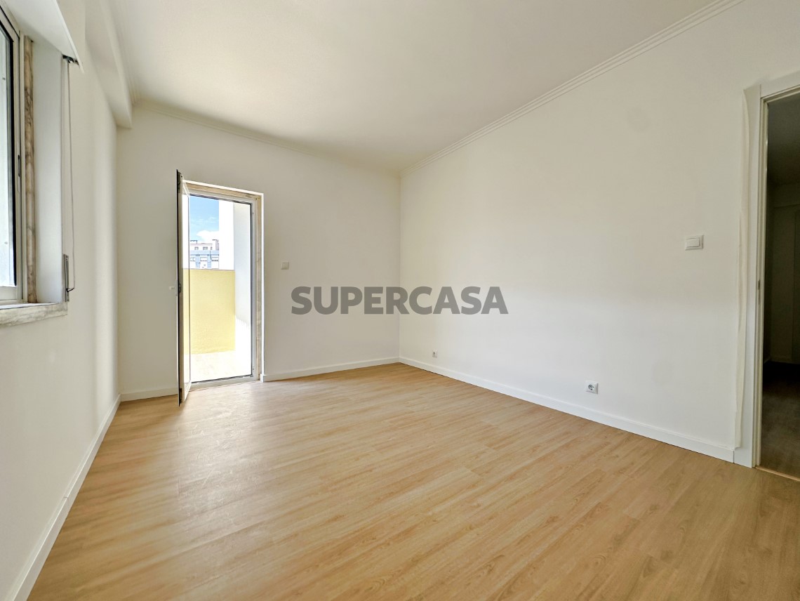Quarto - Magnífico T3 Totalmente Remodelado no Casal de São Brás, com Varandas e 2 WC