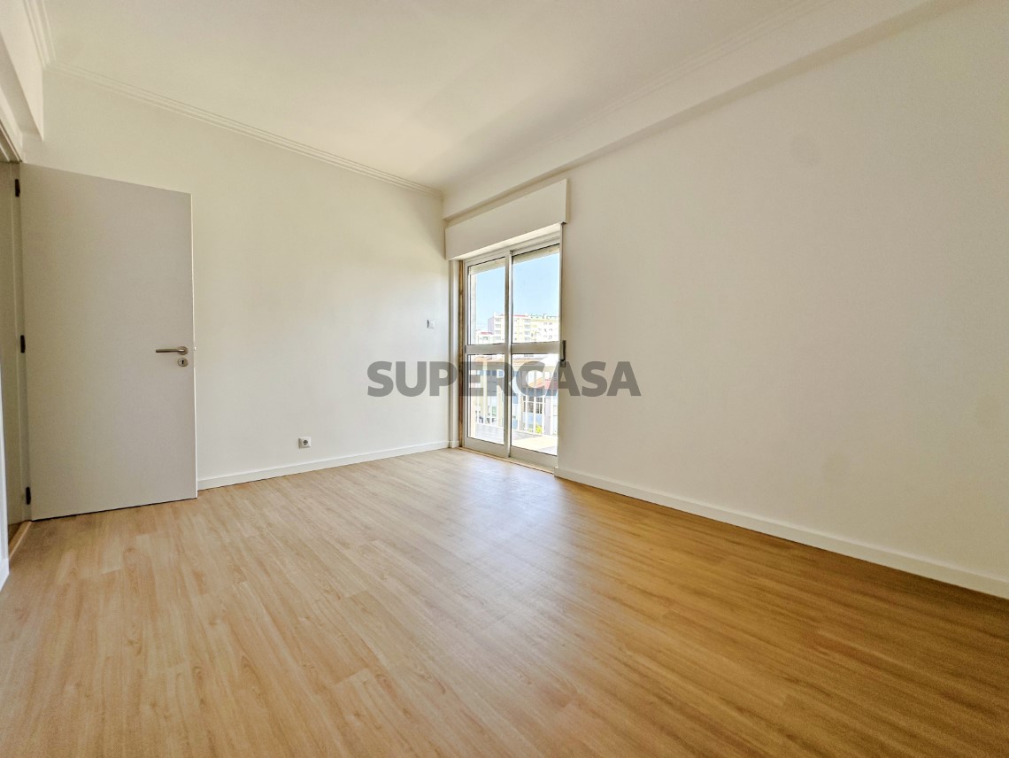 Quarto - Magnífico T3 Totalmente Remodelado no Casal de São Brás, com Varandas e 2 WC