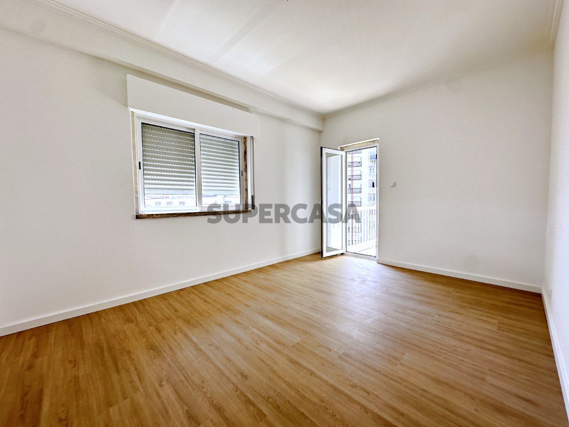 Quarto - Magnífico T3 Totalmente Remodelado no Casal de São Brás, com Varandas e 2 WC