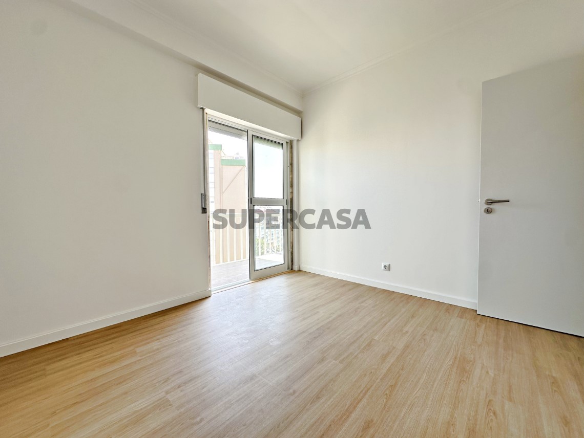 Quarto - Magnífico T3 Totalmente Remodelado no Casal de São Brás, com Varandas e 2 WC