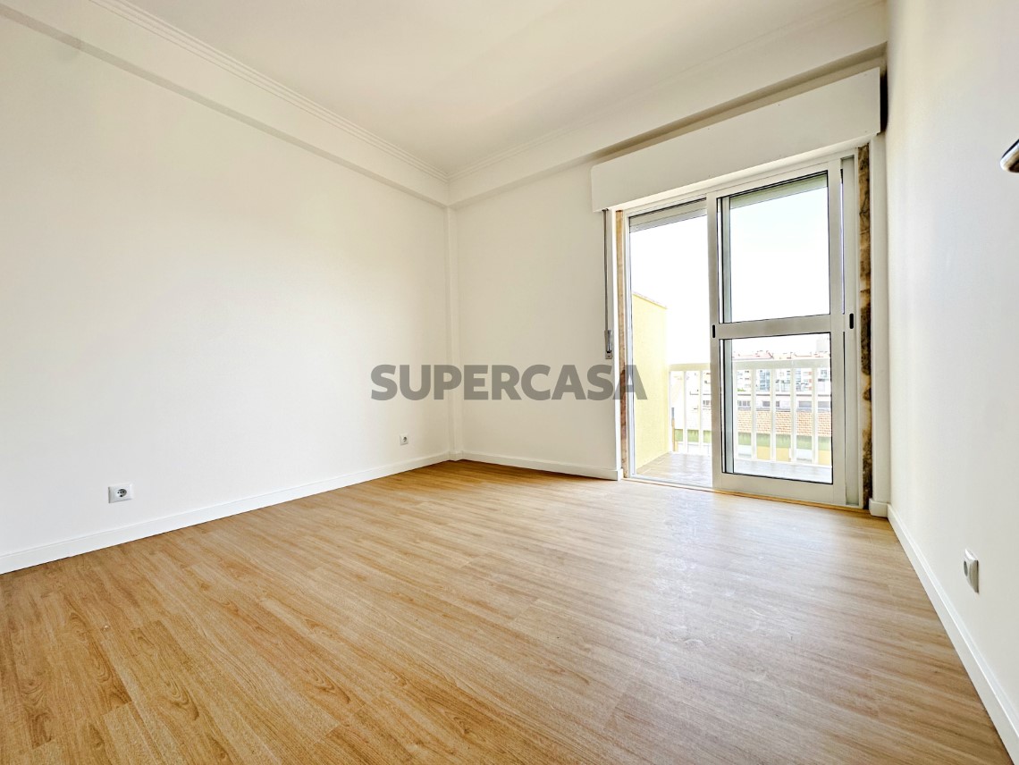 Quarto - Magnífico T3 Totalmente Remodelado no Casal de São Brás, com Varandas e 2 WC