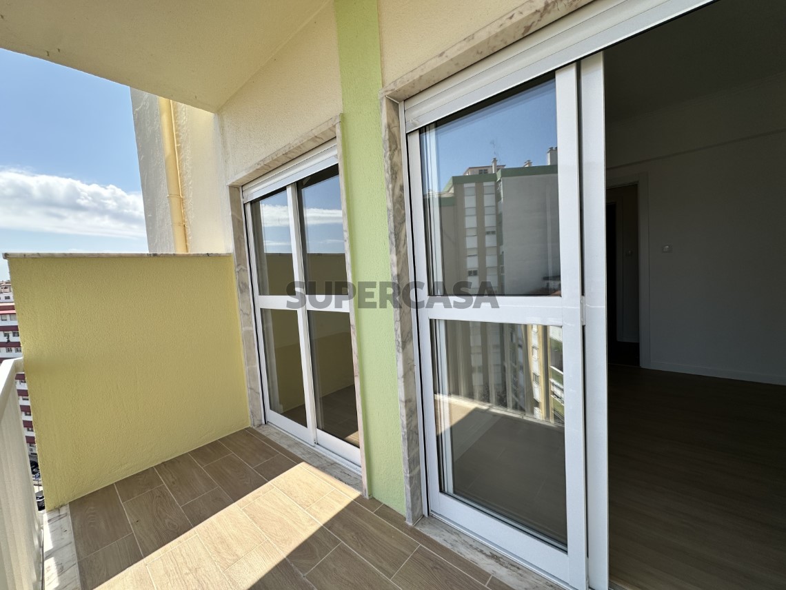 Varanda - Magnífico T3 Totalmente Remodelado no Casal de São Brás, com Varandas e 2 WC