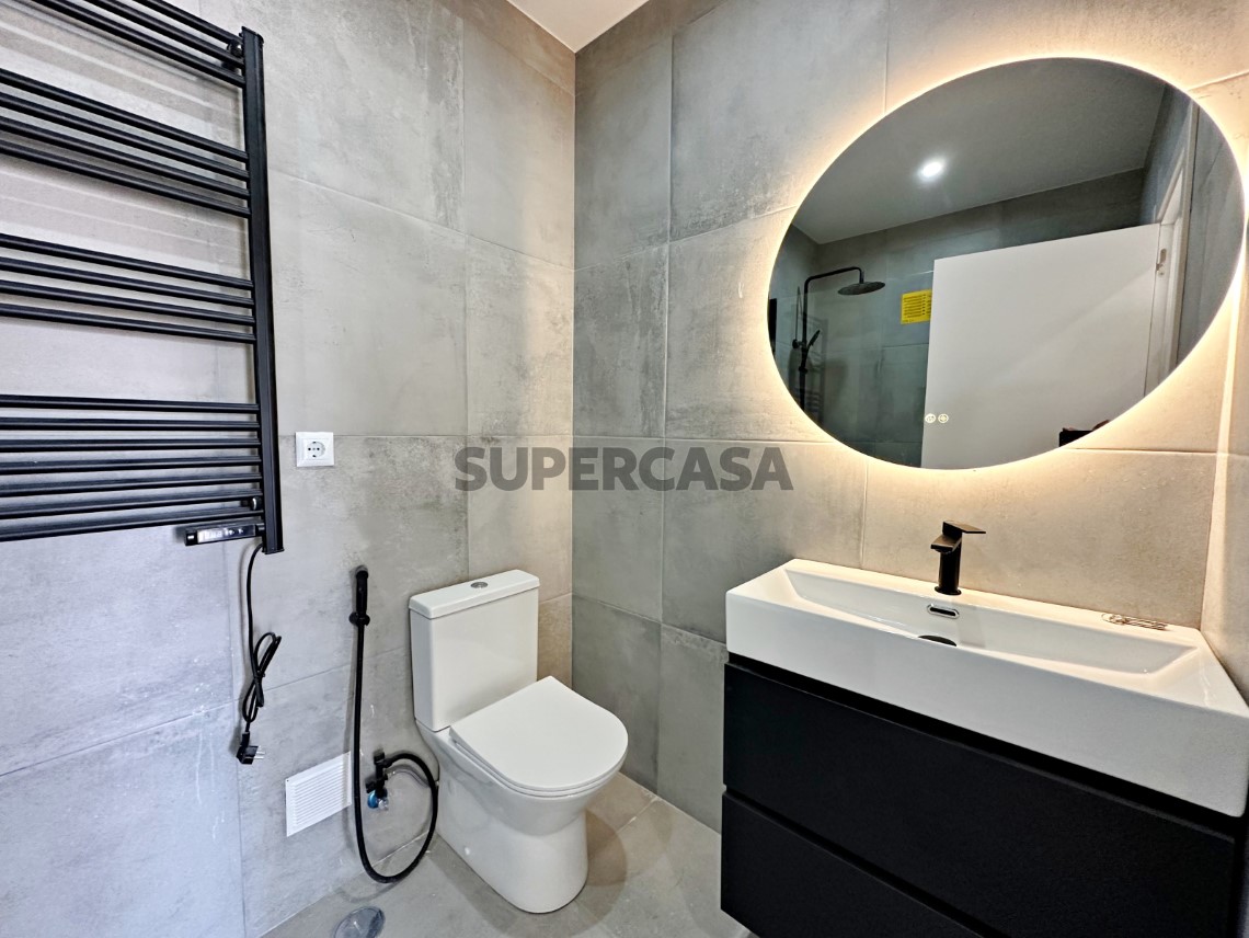 WC - Magnífico T3 Totalmente Remodelado no Casal de São Brás, com Varandas e 2 WC