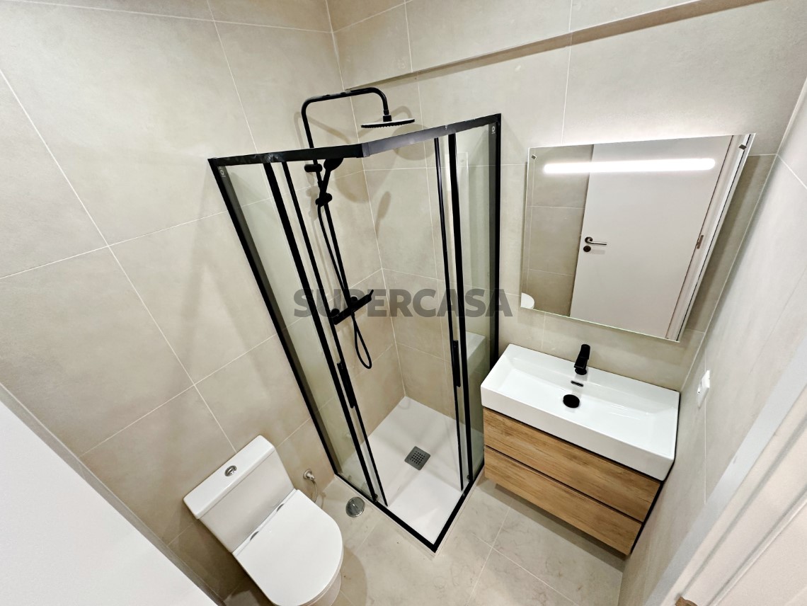 WC - Magnífico T3 Totalmente Remodelado no Casal de São Brás, com Varandas e 2 WC