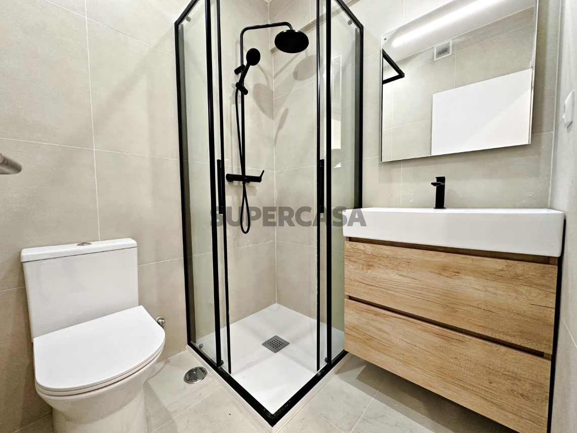 WC - Magnífico T3 Totalmente Remodelado no Casal de São Brás, com Varandas e 2 WC