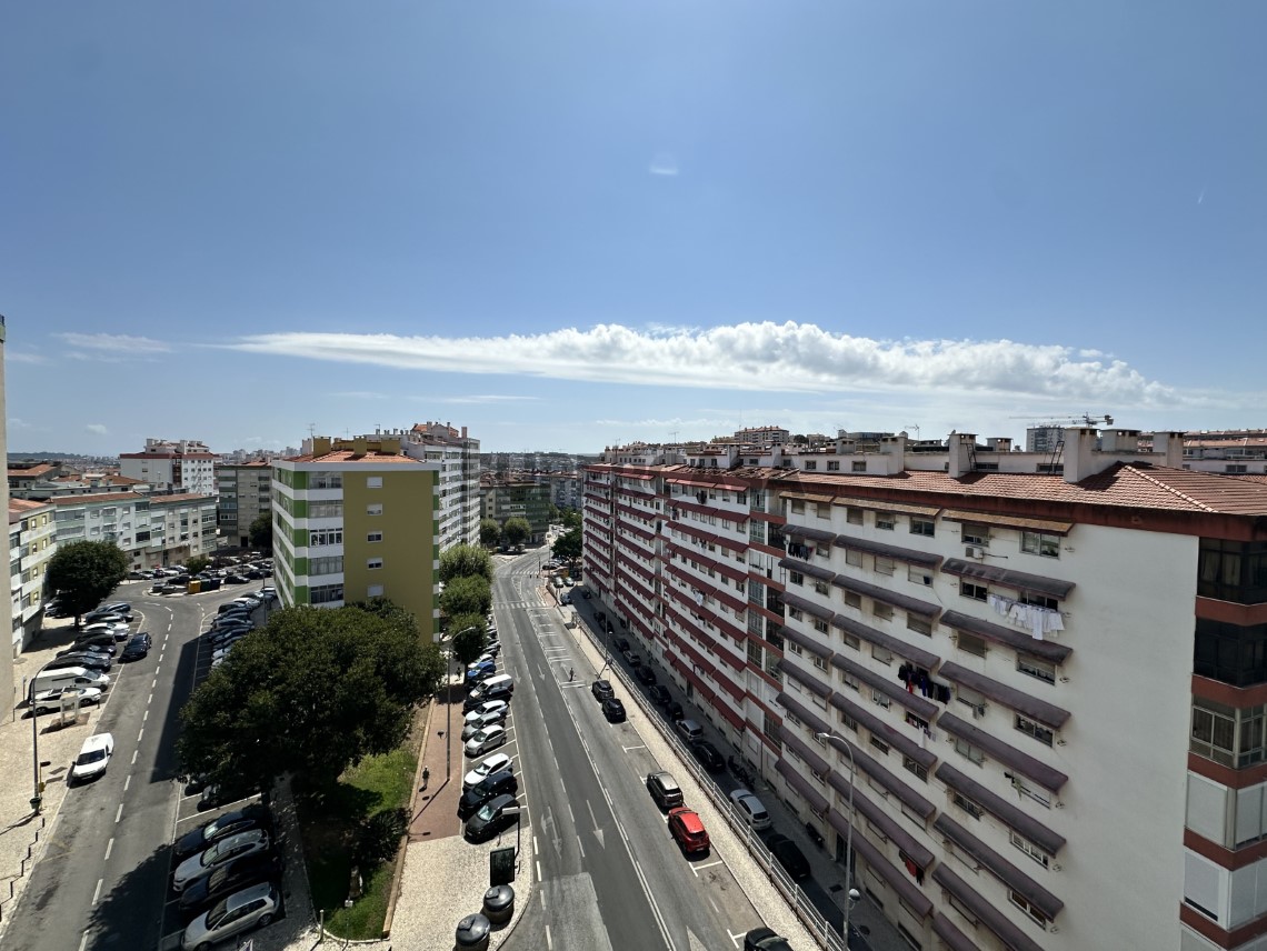 Vista - Magnífico T3 Totalmente Remodelado no Casal de São Brás, com Varandas e 2 WC