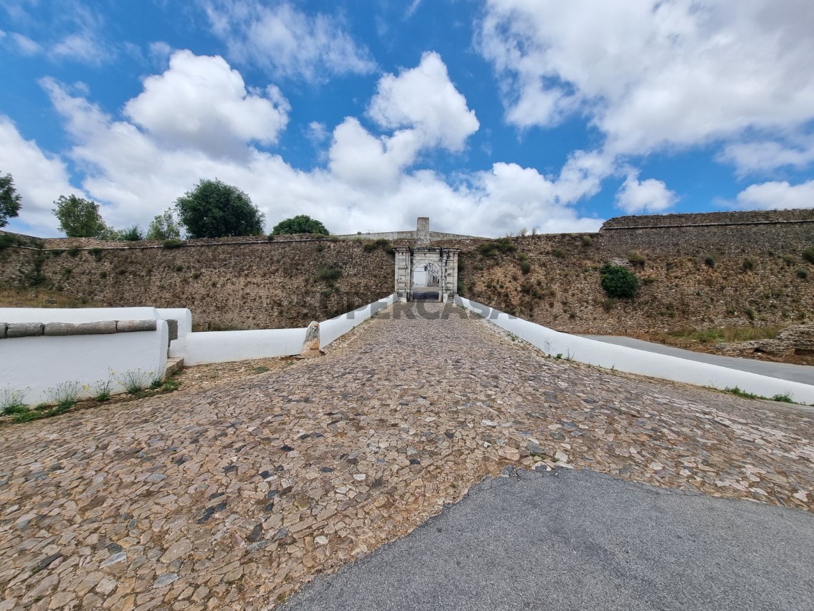 Land 89,000m2 warehouse 600m2 hotel restaurant 12 houses
