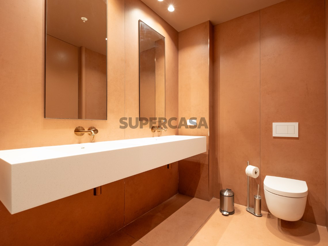 Double sink bathroom