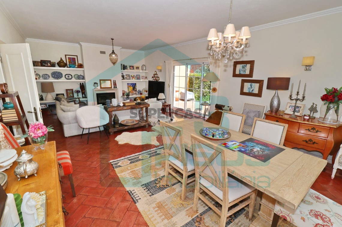 Living and dining room with 43 m², equipped with fireplace with stove