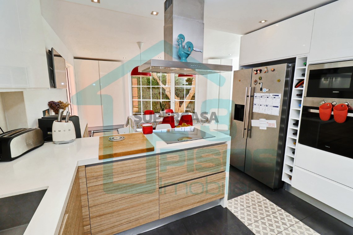 Fully equipped kitchen, measuring 24 m² and direct access to the private outdoor area