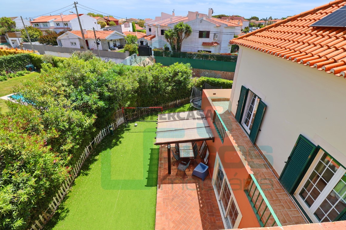 Private garden and terrace of about 80 m²