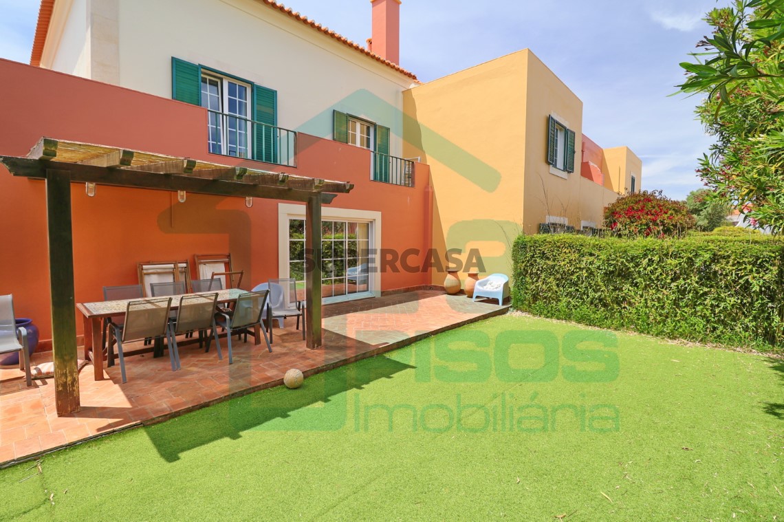 Private garden and terrace of about 80 m²