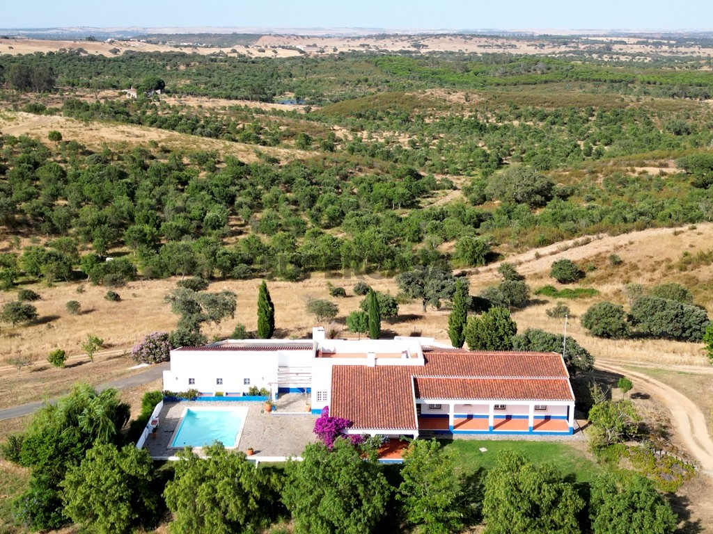 93.5 ha equestrian estate with a 5-bedroom house, swimming pool and lake in Alentejo, Portugal (104)