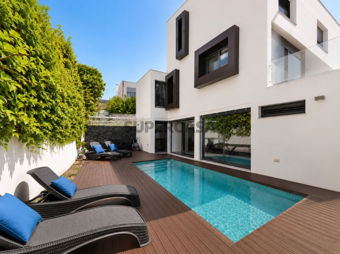Casa 4 habitaciones Triplex en venta en Oeiras e São Julião da Barra, Paço de Arcos e Caxias