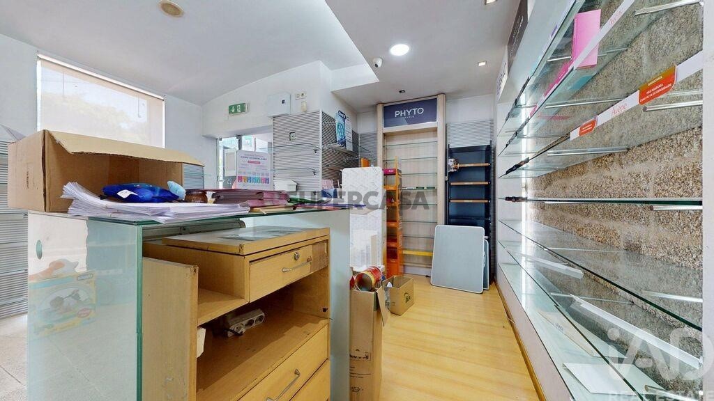 Prédio à venda em Vila Meã
