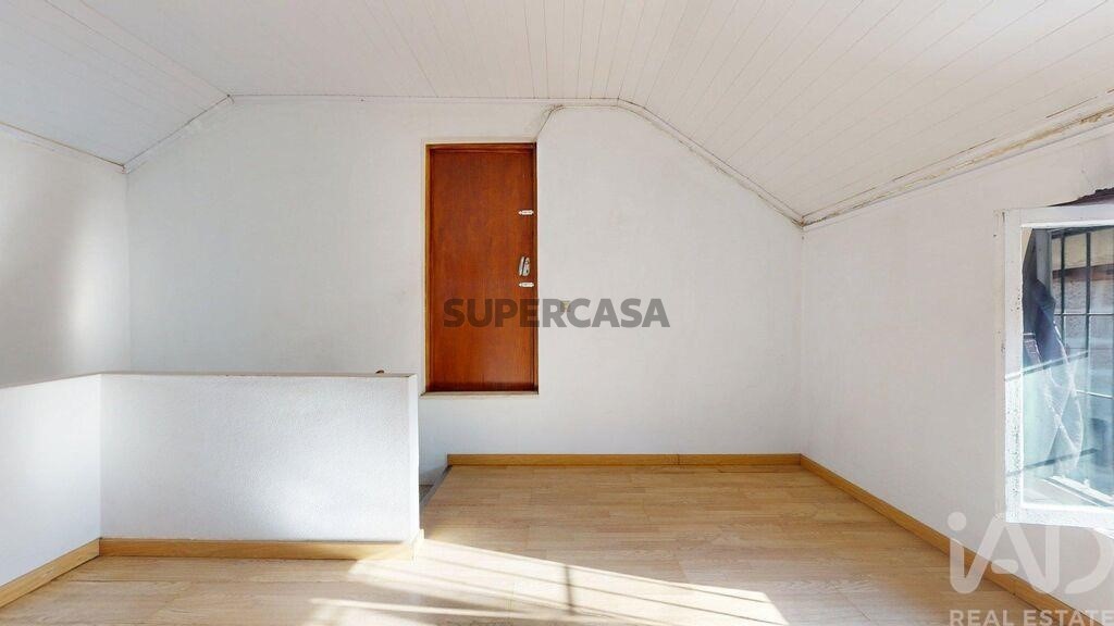 Prédio à venda em Vila Meã
