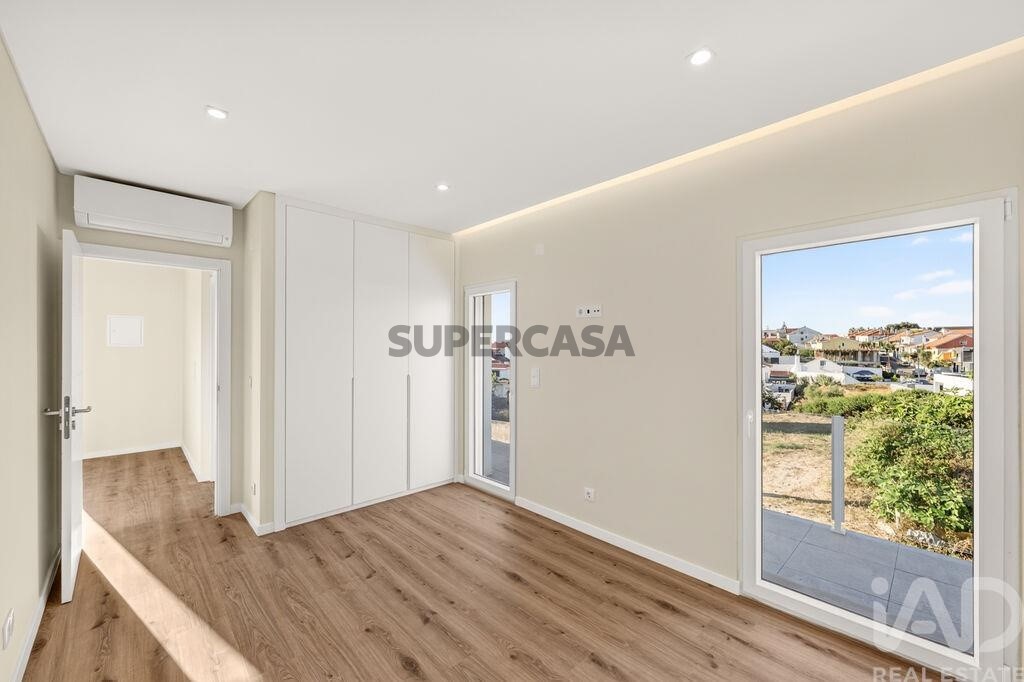 Moradia T4 à venda em Charneca de Caparica e Sobreda