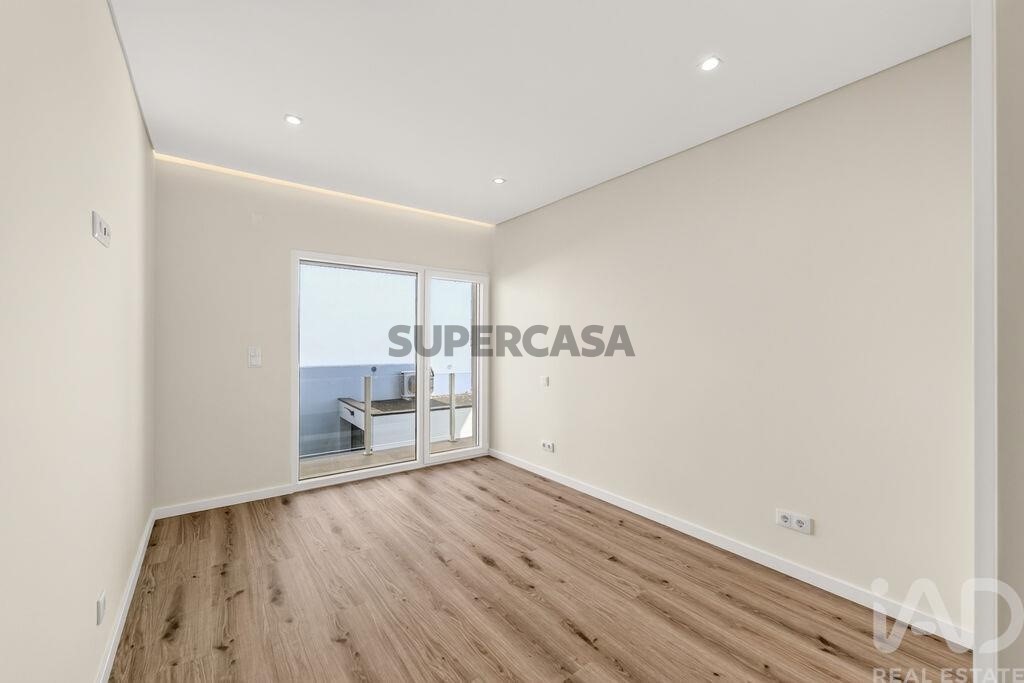 Moradia T4 à venda em Charneca de Caparica e Sobreda