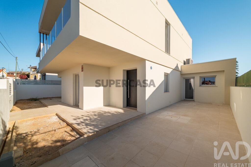 Moradia T4 à venda em Charneca de Caparica e Sobreda