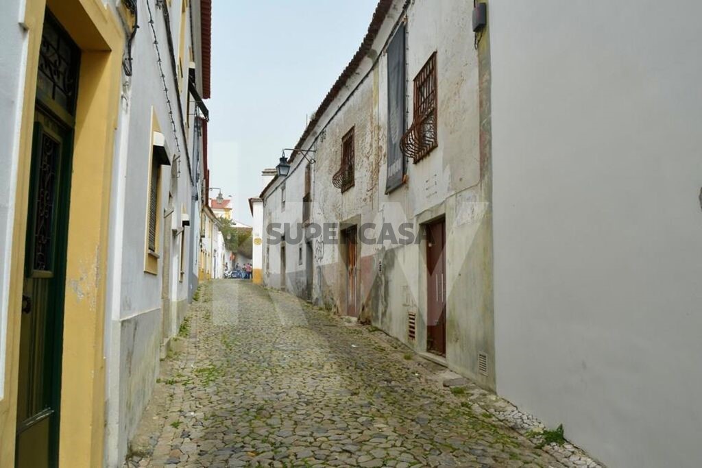 Prédio à venda em Évora (São Mamede, Sé, São Pedro e Santo Antão)