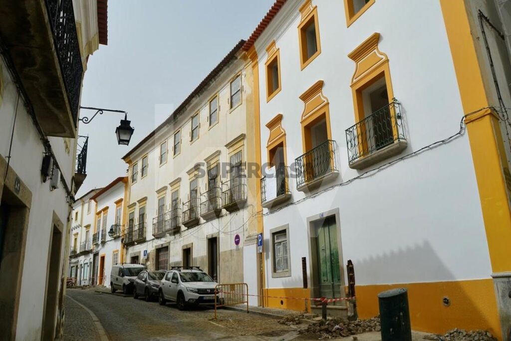 Prédio à venda em Évora (São Mamede, Sé, São Pedro e Santo Antão)
