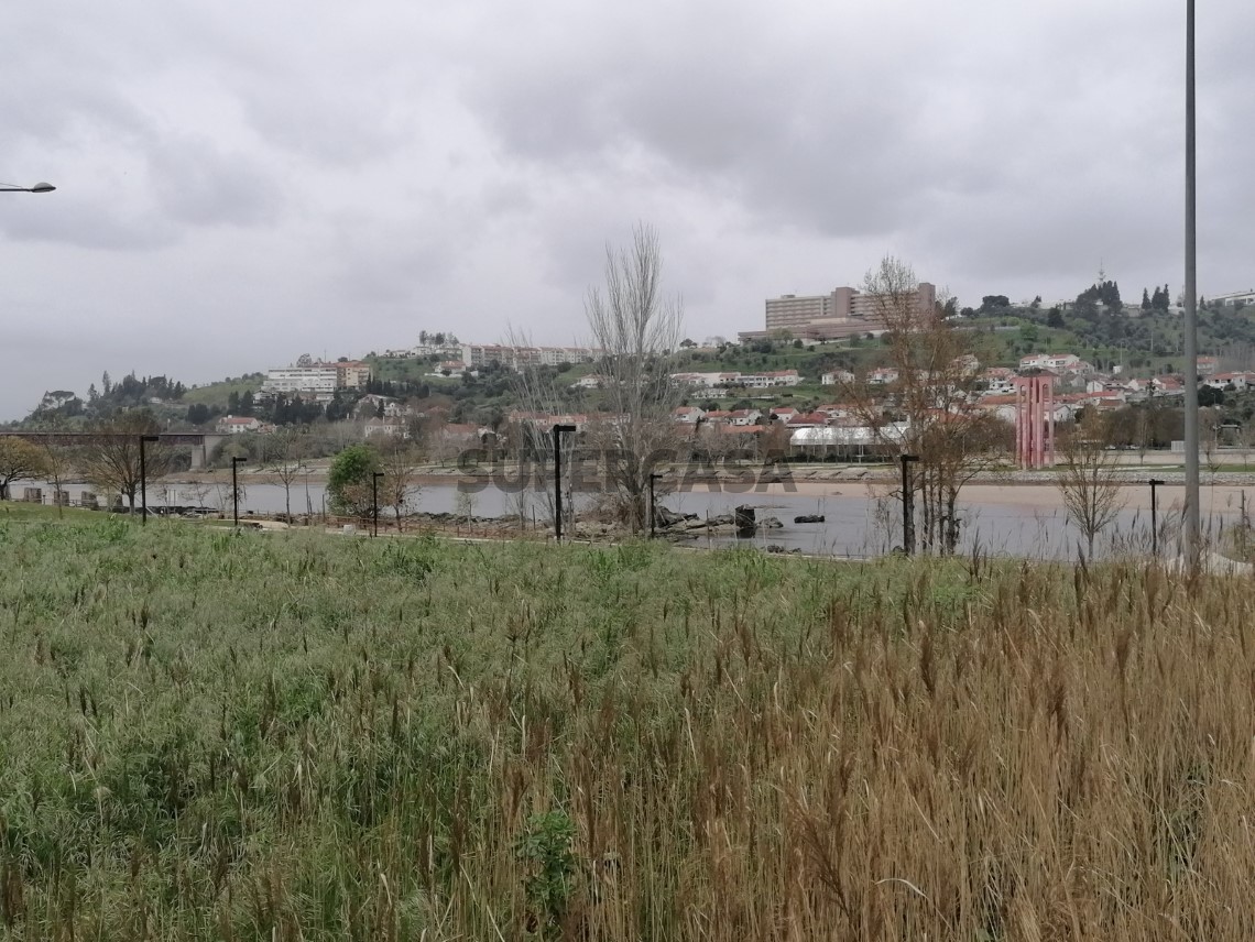 Terreno e Rio Tejo