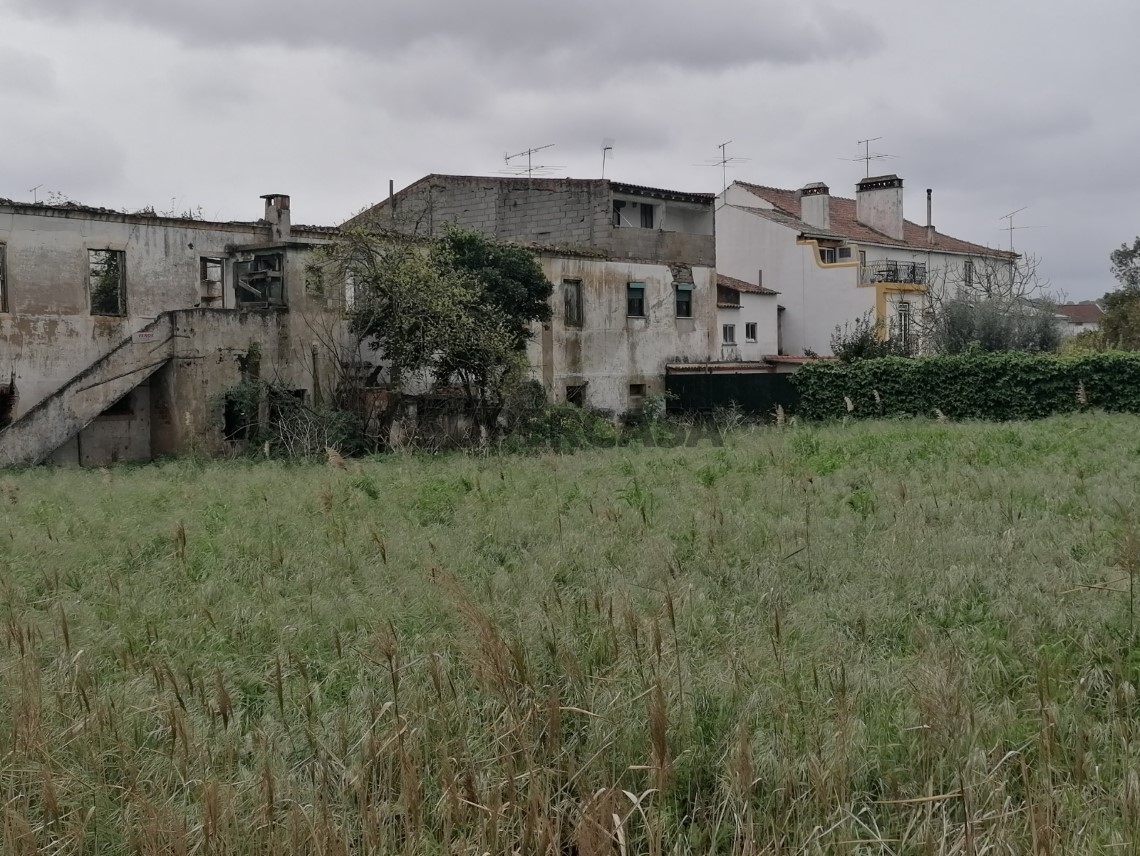 Vista terreno e traseira de imóvel