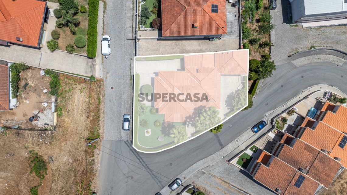 Moradia T3 de Luxo com jardim em Idães, Felgueiras