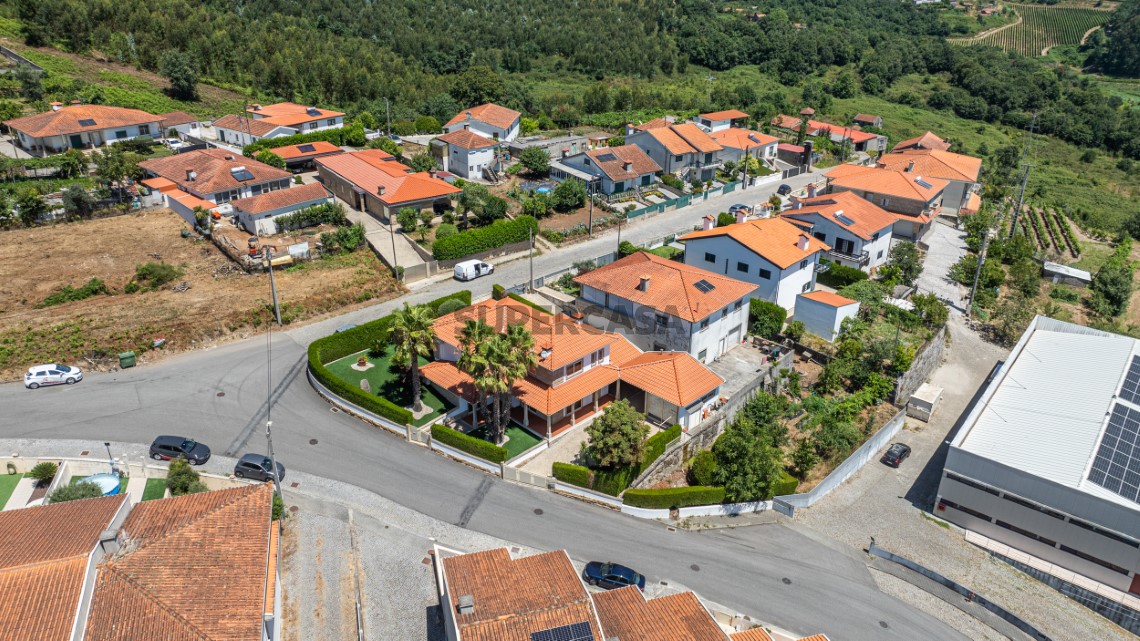 Moradia T3 de Luxo com jardim em Idães, Felgueiras