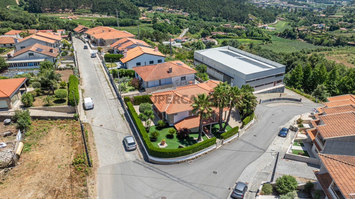 Moradia T3 de Luxo com jardim em Idães, Felgueiras