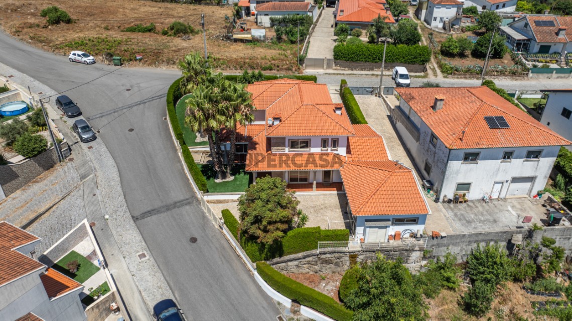 Moradia T3 de Luxo com jardim em Idães, Felgueiras