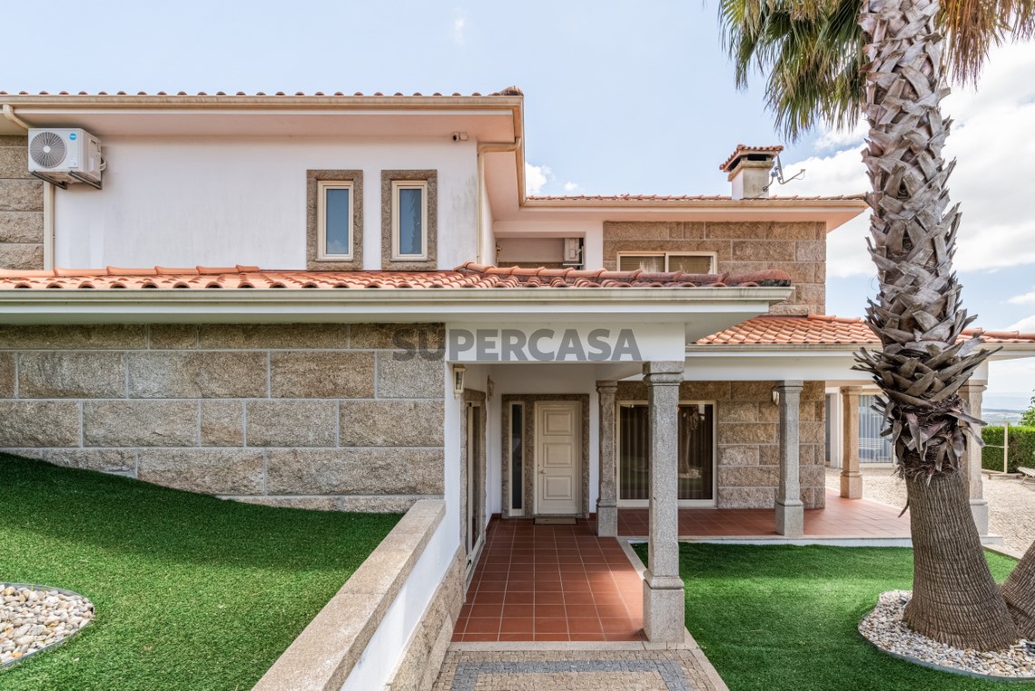 Moradia T3 de Luxo com jardim em Idães, Felgueiras
