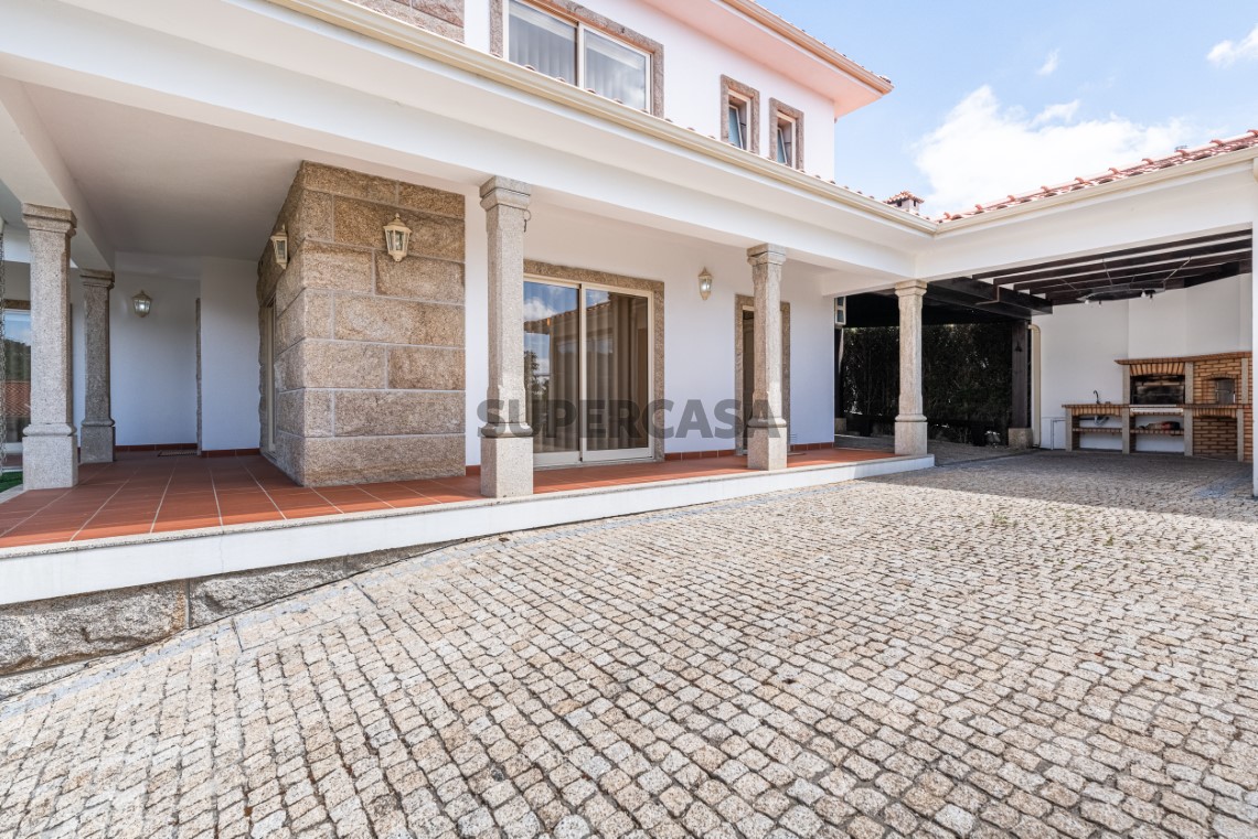Moradia T3 de Luxo com jardim em Idães, Felgueiras