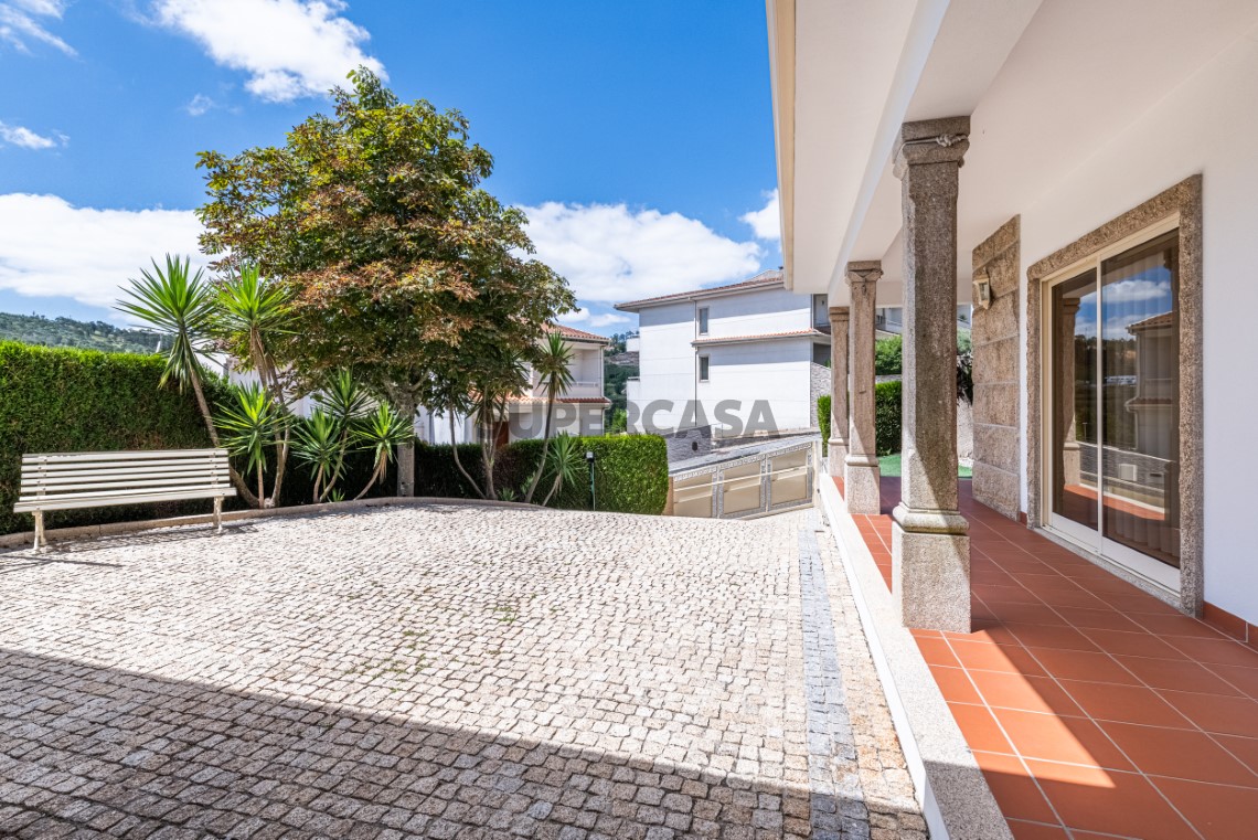Moradia T3 de Luxo com jardim em Idães, Felgueiras