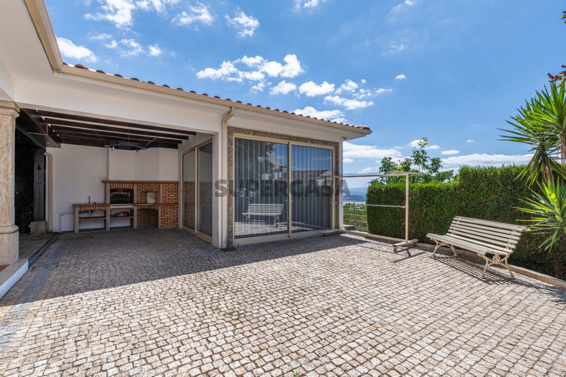 Moradia T3 de Luxo com jardim em Idães, Felgueiras