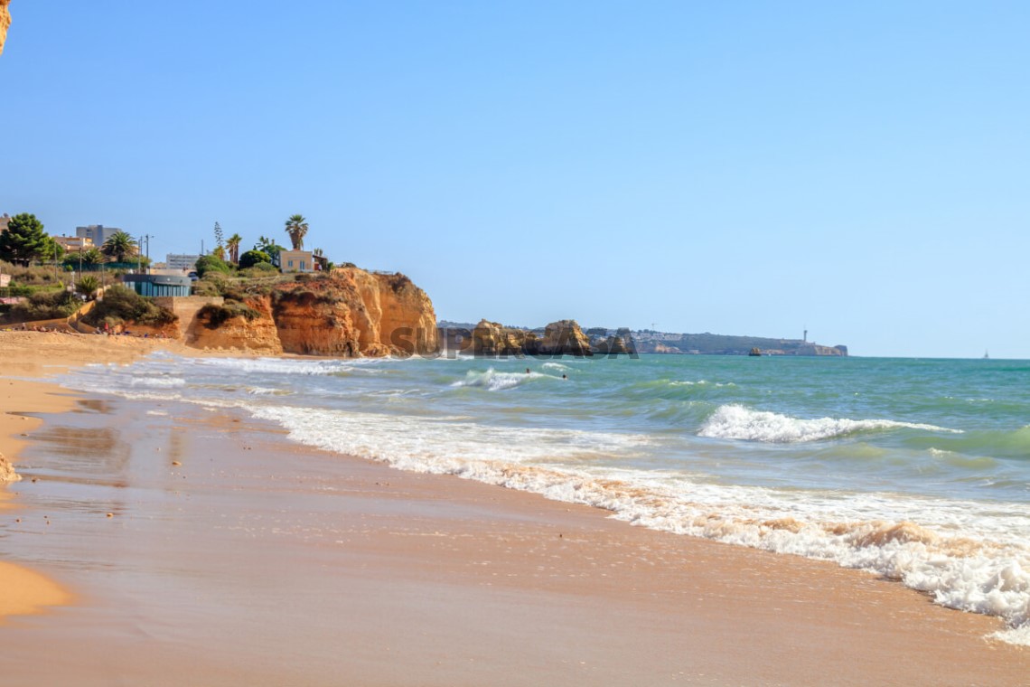 Looking-east-on-Praia-do-Vau