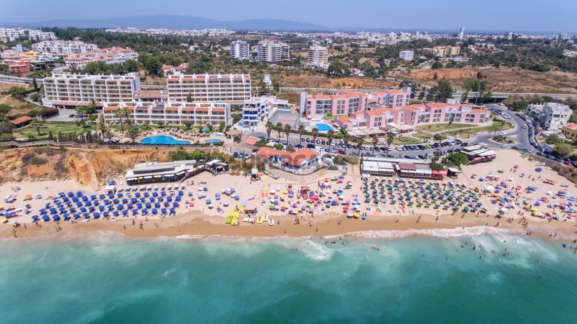 Praia-do-Vau-and-hotels-in-background