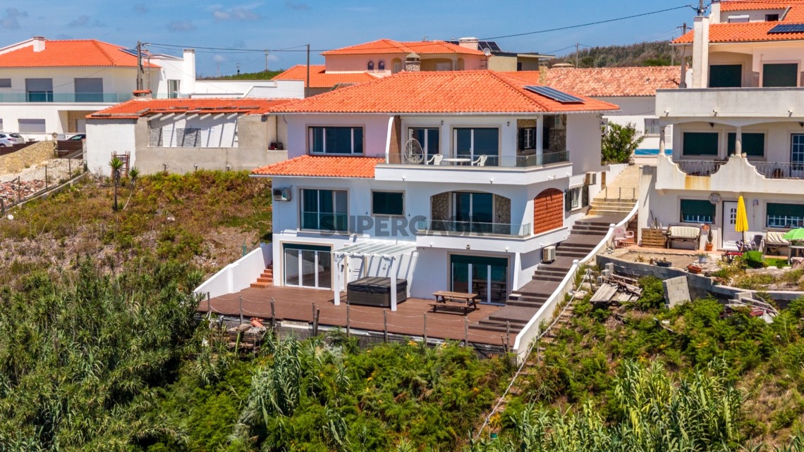 Detached house V2+2 with sea view in Praia da Légua