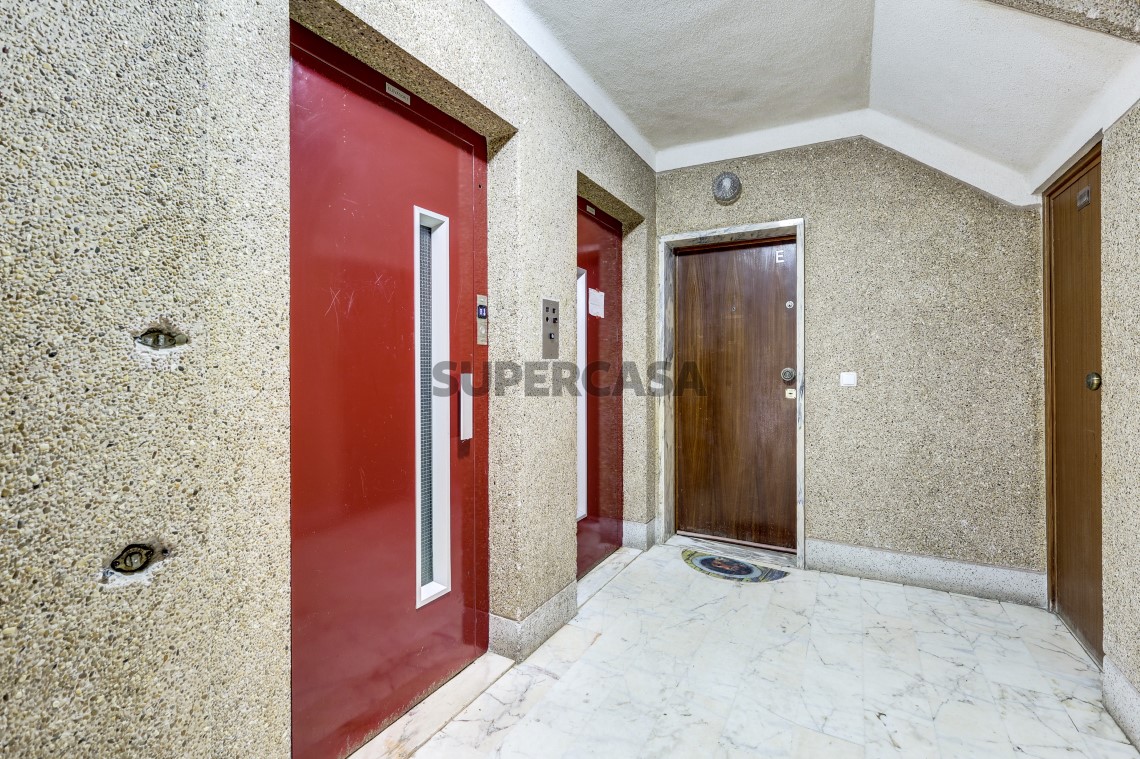Apartment 2 Zimmer verkaufen auf Mina de Água, 1º boden