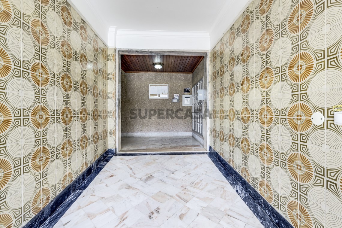 Apartment 2 Zimmer verkaufen auf Mina de Água, 1º boden